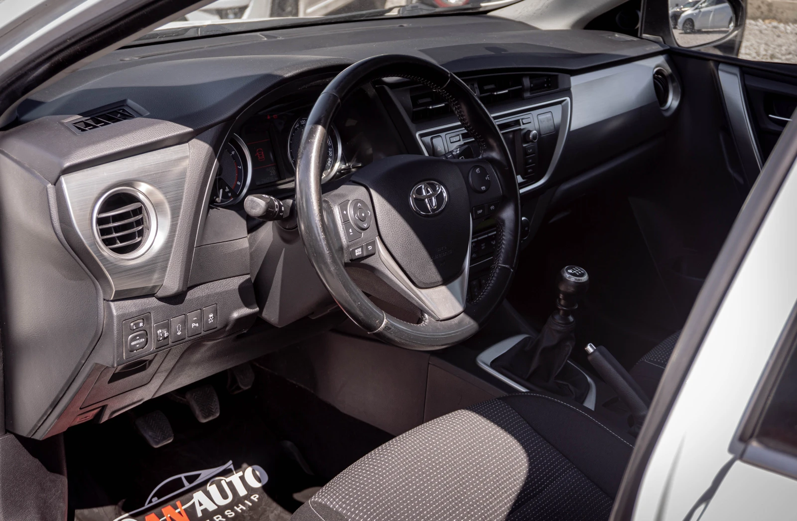 Toyota Auris 1.6 бензин! ТОП! ПАНОРАМА! С ГАРАНЦИЯ! , снимка 7 - Автомобили и джипове - 55523324