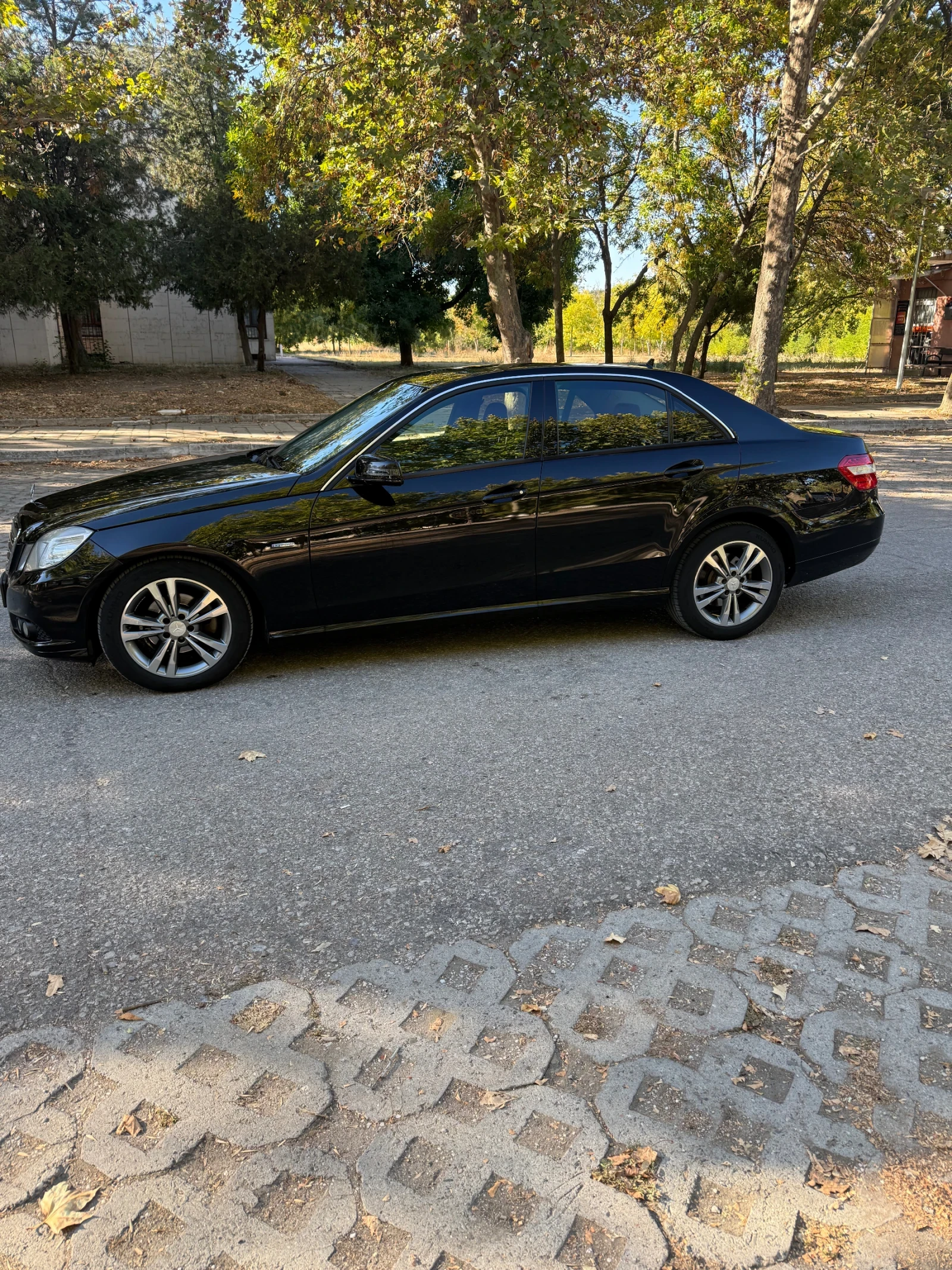 Mercedes-Benz E 220, снимка 3 - Автомобили и джипове - 56348338