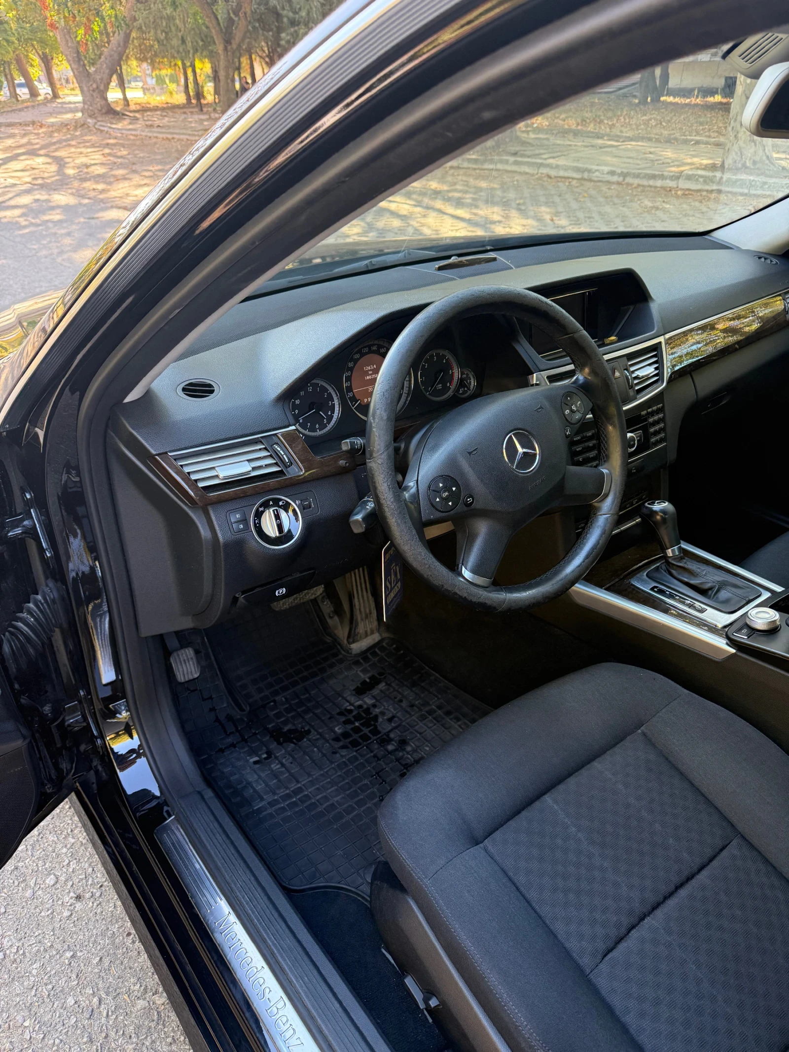 Mercedes-Benz E 220, снимка 9 - Автомобили и джипове - 56348338