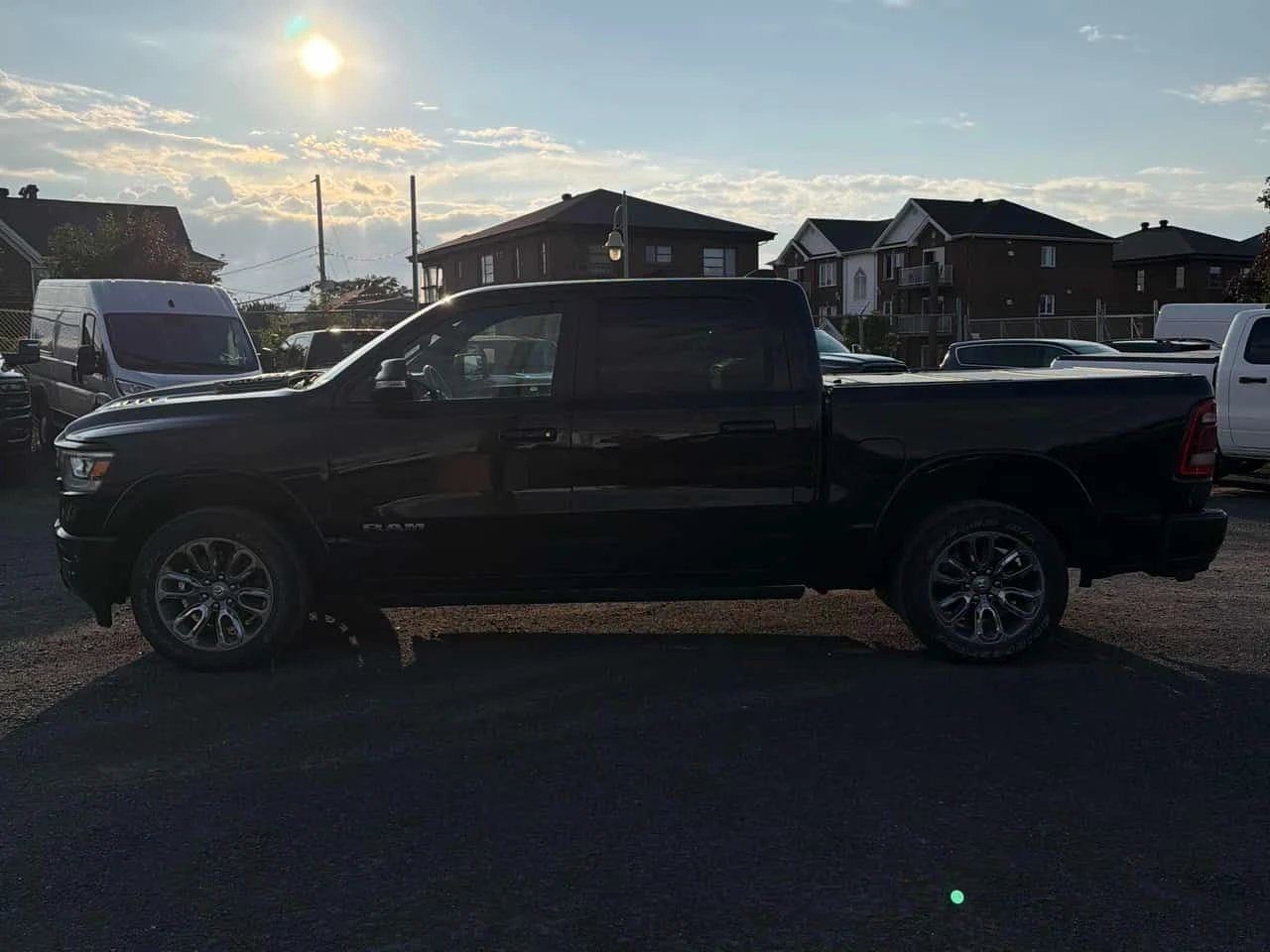 Dodge RAM 1500 * Laramie * CARFAX * HARMAN CARDON * PANO, снимка 2 - Автомобили и джипове - 55486711