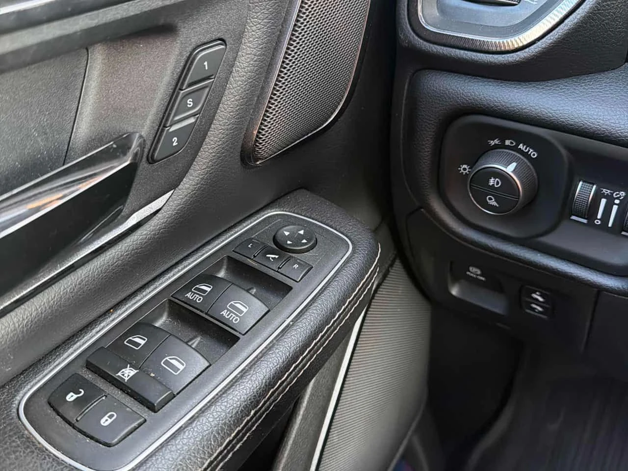 Dodge RAM 1500 * Laramie * CARFAX * HARMAN CARDON * PANO, снимка 11 - Автомобили и джипове - 55486711