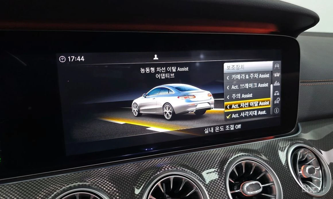 Mercedes-Benz E 400 4MATIC* BURMESTER* AMG OPTIC* 360 CAM* HEAD-UP, снимка 13 - Автомобили и джипове - 54214835