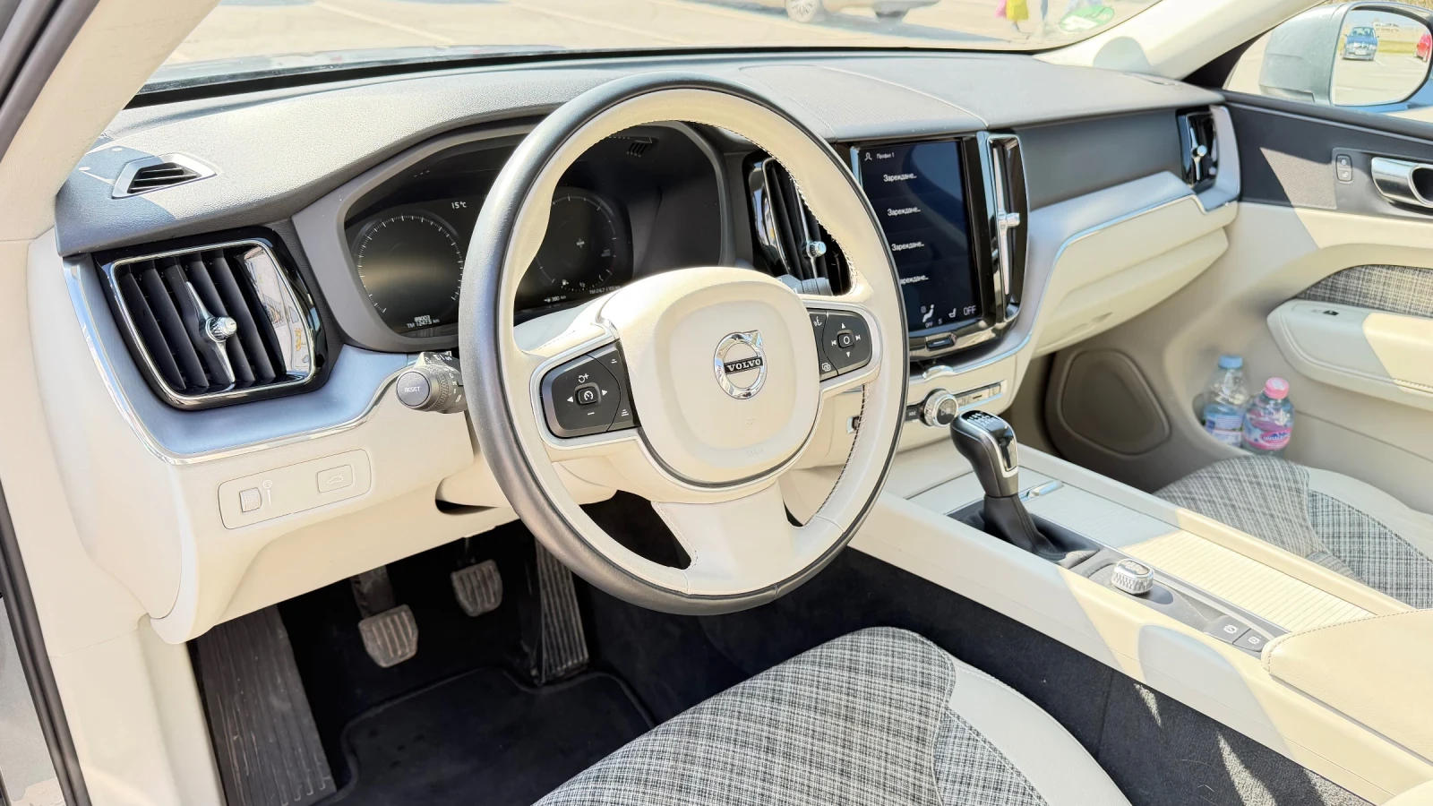 Volvo XC60 Momentum Pro, снимка 12 - Автомобили и джипове - 53755695