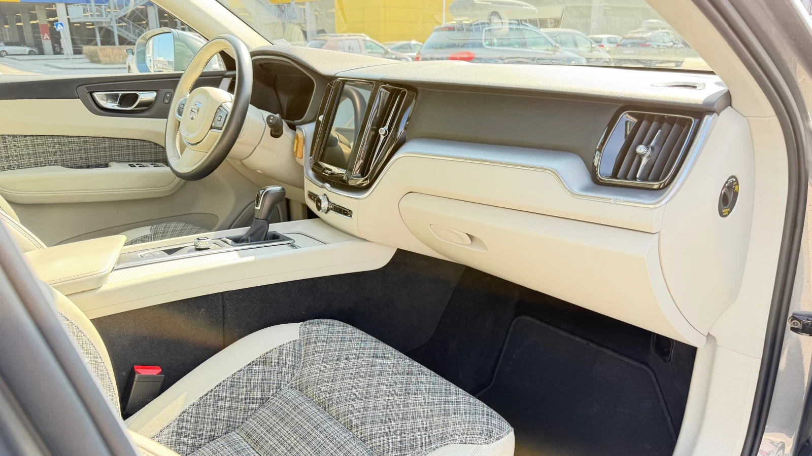 Volvo XC60 Momentum Pro, снимка 13 - Автомобили и джипове - 53755695