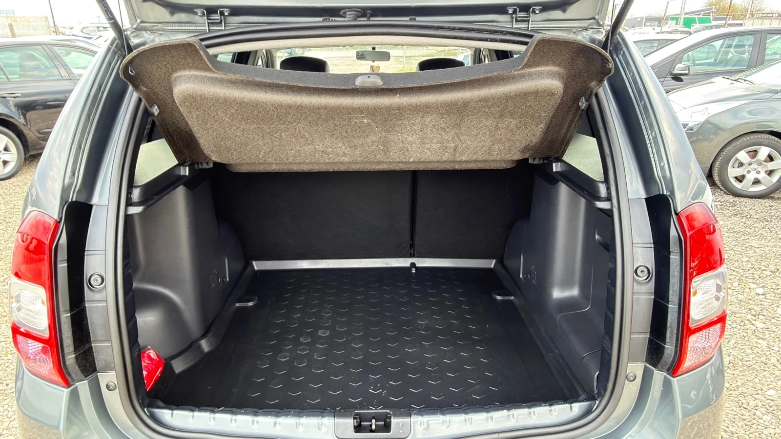 Dacia Duster 1.6 GPL * LAUREATE * EURO6B * NAVi * KAMERA, снимка 13 - Автомобили и джипове - 54260336