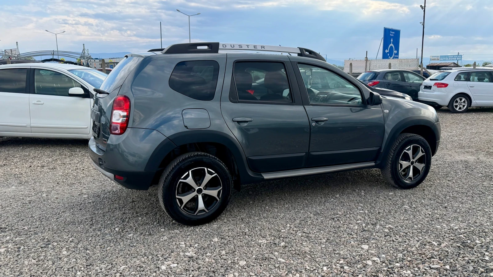 Dacia Duster 1.6 GPL * LAUREATE * EURO6B * NAVi * KAMERA, снимка 4 - Автомобили и джипове - 54260336