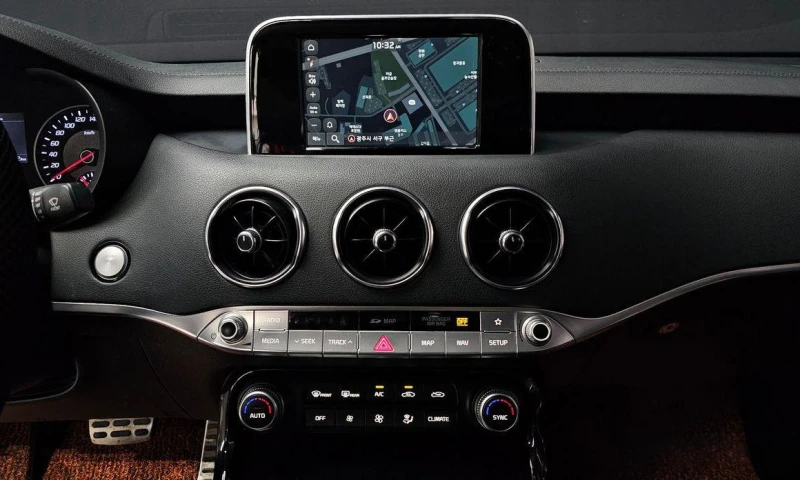 Kia Stinger 2.2 Diesel 2WD * НАЙ-ДОБРА ЦЕНА В БЪЛГАРИЯ* , снимка 15 - Автомобили и джипове - 51965361