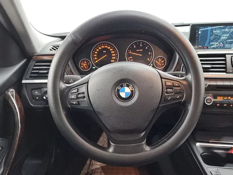 BMW 320, снимка 13 - Автомобили и джипове - 52470499