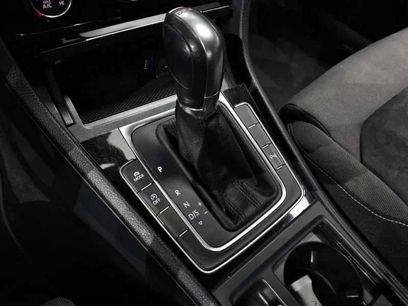 VW Golf 1.6 TDI, снимка 9 - Автомобили и джипове - 54300847