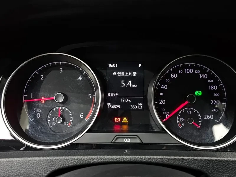 VW Golf 1.6 TDI, снимка 8 - Автомобили и джипове - 54300847