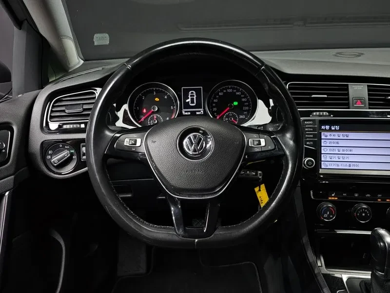 VW Golf 1.6 TDI, снимка 14 - Автомобили и джипове - 54300847