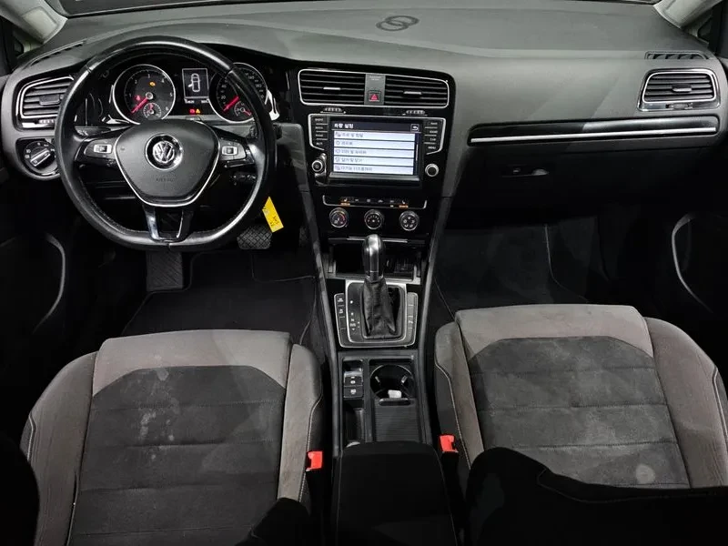 VW Golf 1.6 TDI, снимка 7 - Автомобили и джипове - 54300847