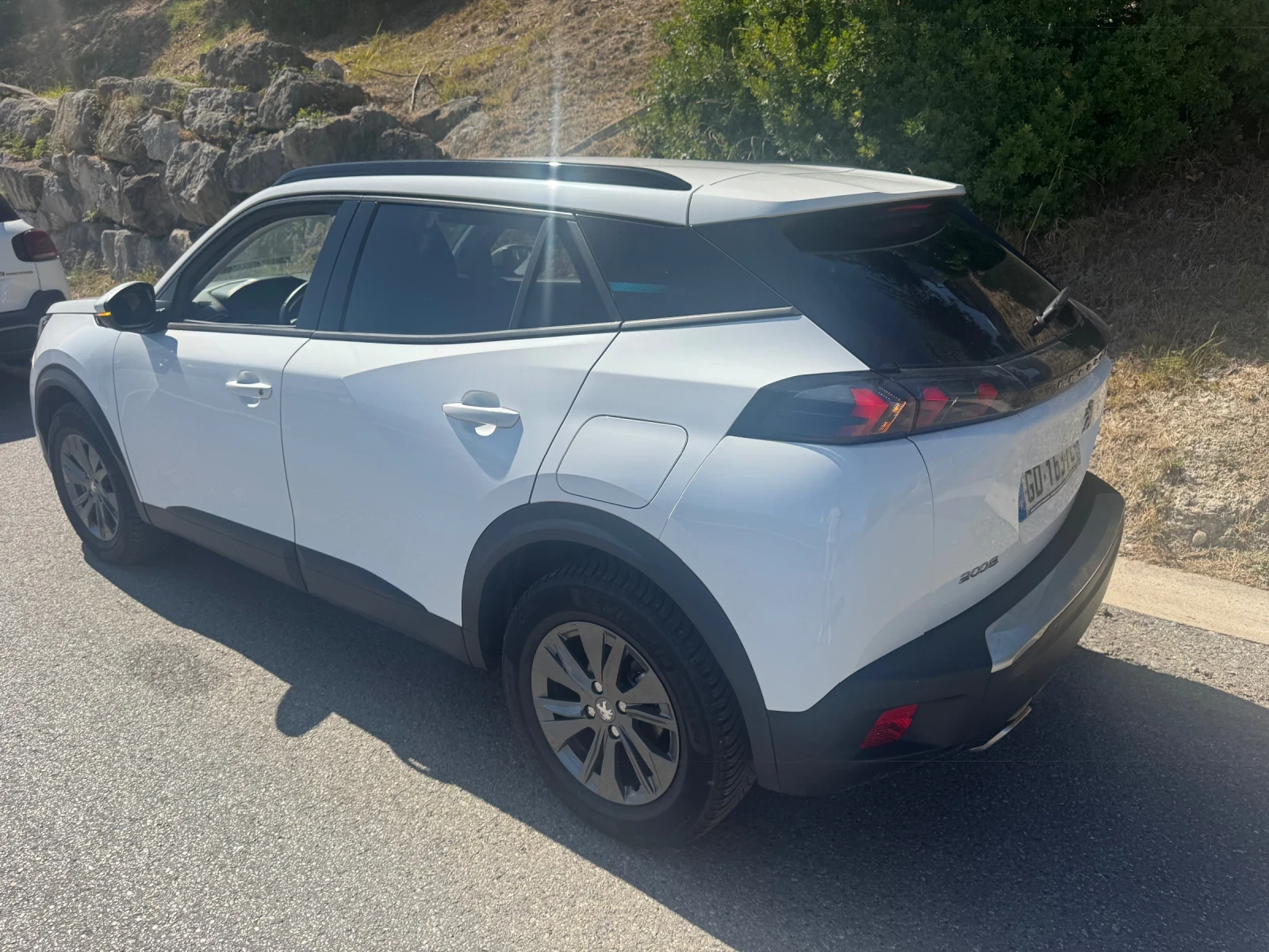 Peugeot 2008 1.2i Автомат EAT8 - изображение 3