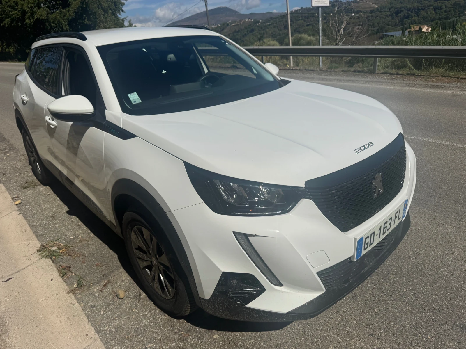 Peugeot 2008 1.2i Автомат EAT8 - изображение 2