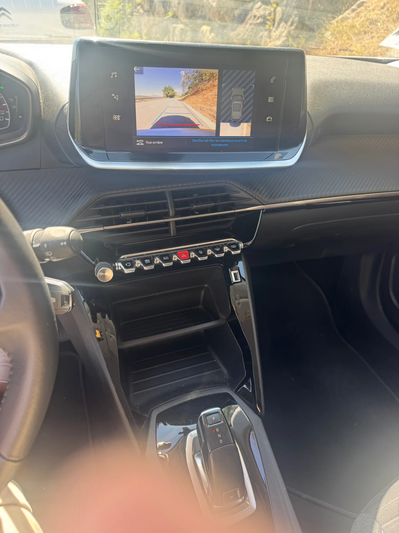 Peugeot 2008 1.2i Автомат EAT8 - изображение 9