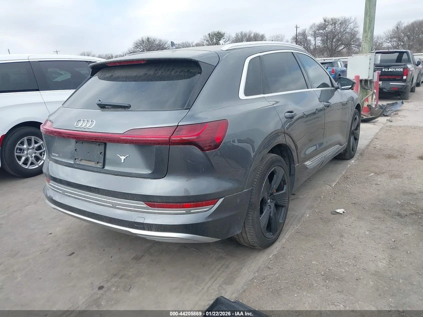 Audi E-Tron Premium Plus, снимка 4 - Автомобили и джипове - 54137620