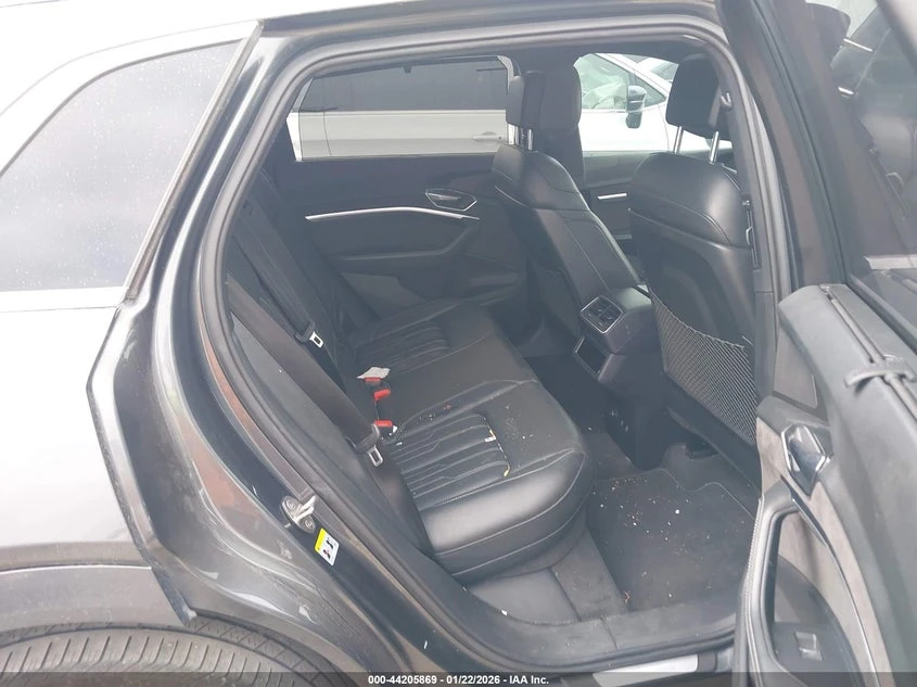 Audi E-Tron Premium Plus, снимка 8 - Автомобили и джипове - 54137620