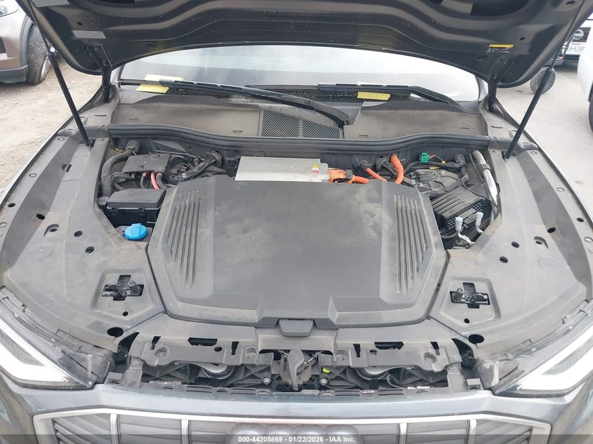 Audi E-Tron Premium Plus, снимка 10 - Автомобили и джипове - 54137620