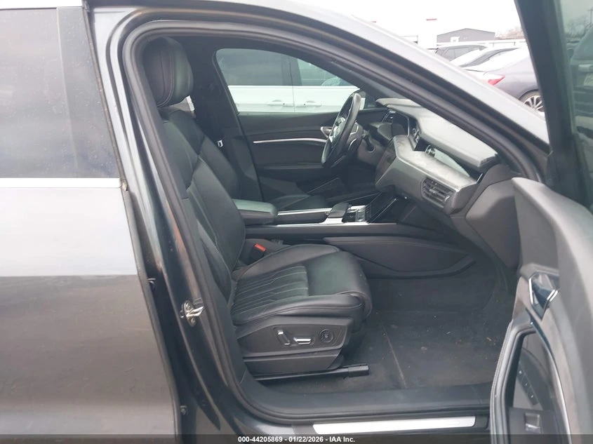 Audi E-Tron Premium Plus, снимка 5 - Автомобили и джипове - 54137620