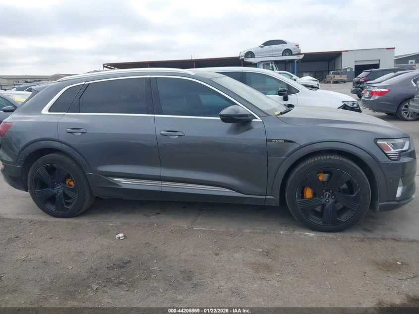 Audi E-Tron Premium Plus, снимка 13 - Автомобили и джипове - 54137620