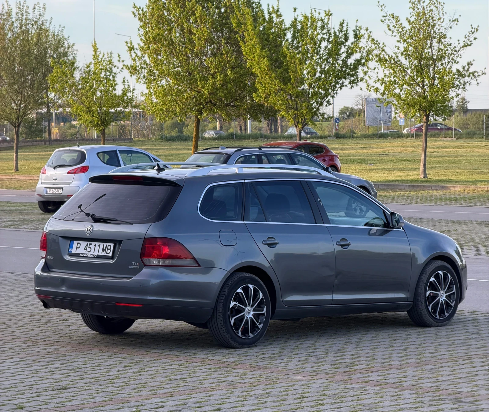 VW Golf 1.6 TDI, снимка 4 - Автомобили и джипове - 54305538