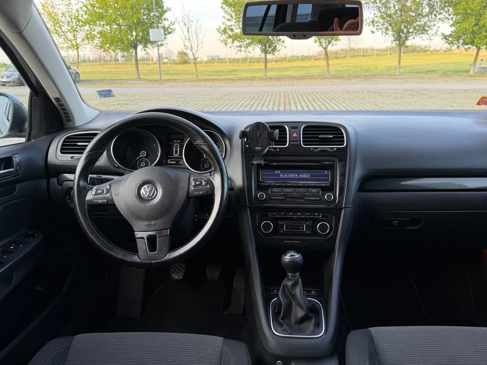 VW Golf 1.6 TDI, снимка 13 - Автомобили и джипове - 54305538