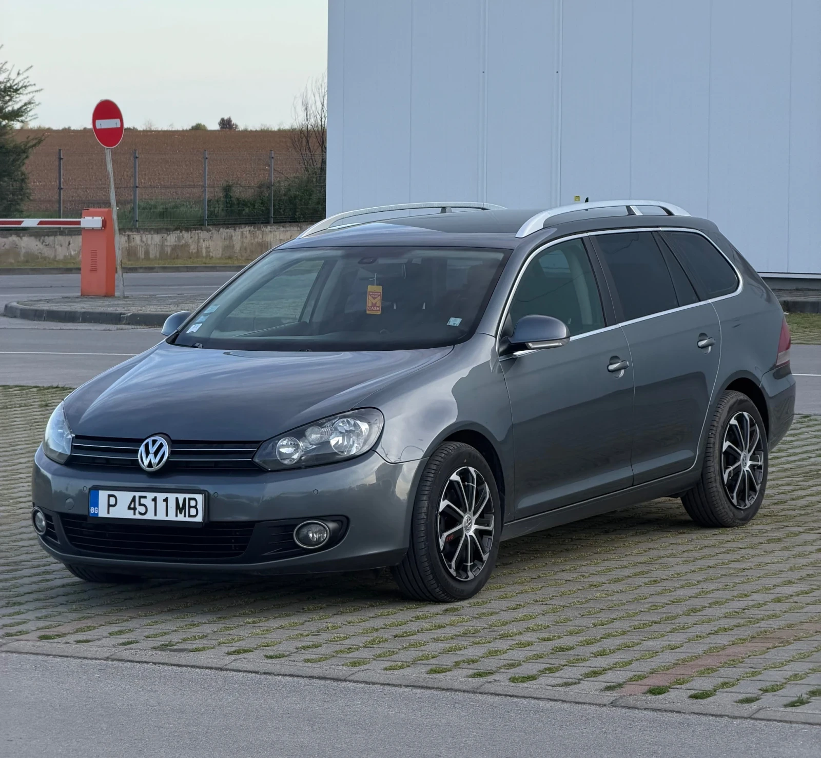 VW Golf 1.6 TDI, снимка 2 - Автомобили и джипове - 54305538