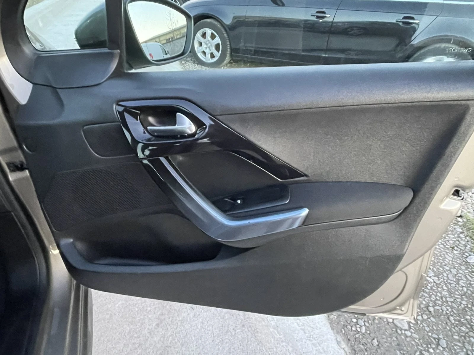 Peugeot 208 1.6 e-HDI, снимка 14 - Автомобили и джипове - 54974875