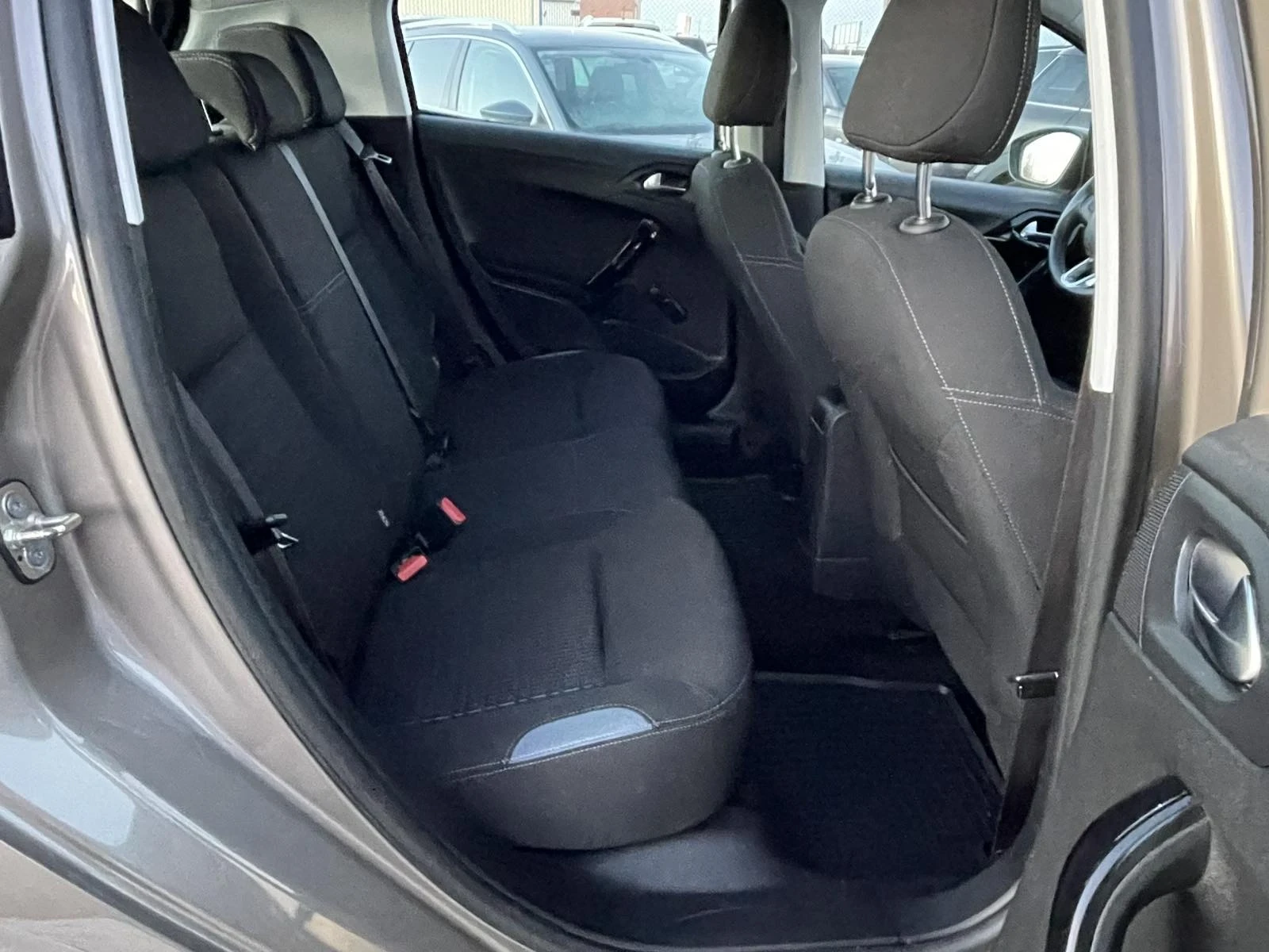 Peugeot 208 1.6 e-HDI, снимка 11 - Автомобили и джипове - 54974875