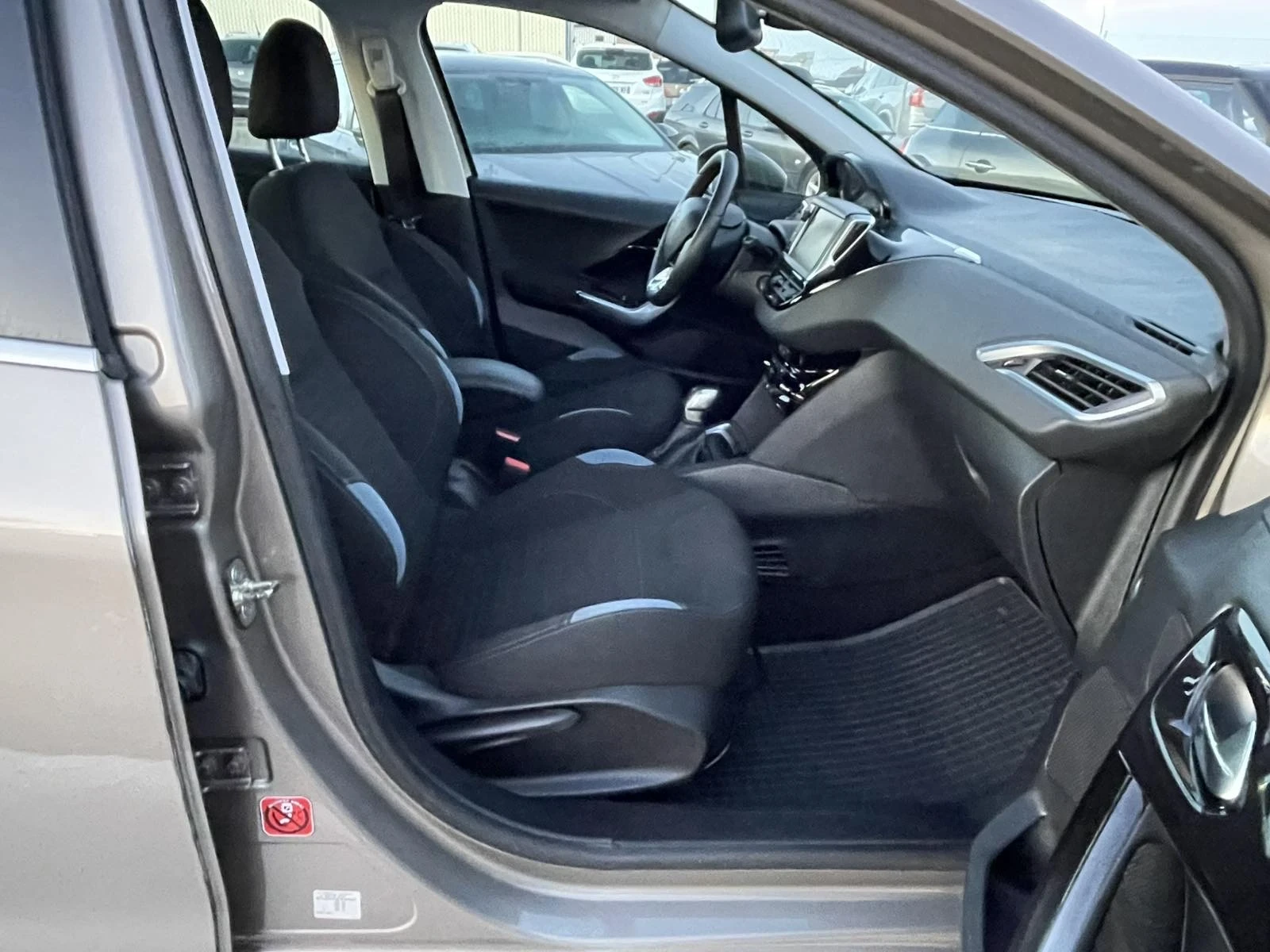 Peugeot 208 1.6 e-HDI, снимка 13 - Автомобили и джипове - 54974875