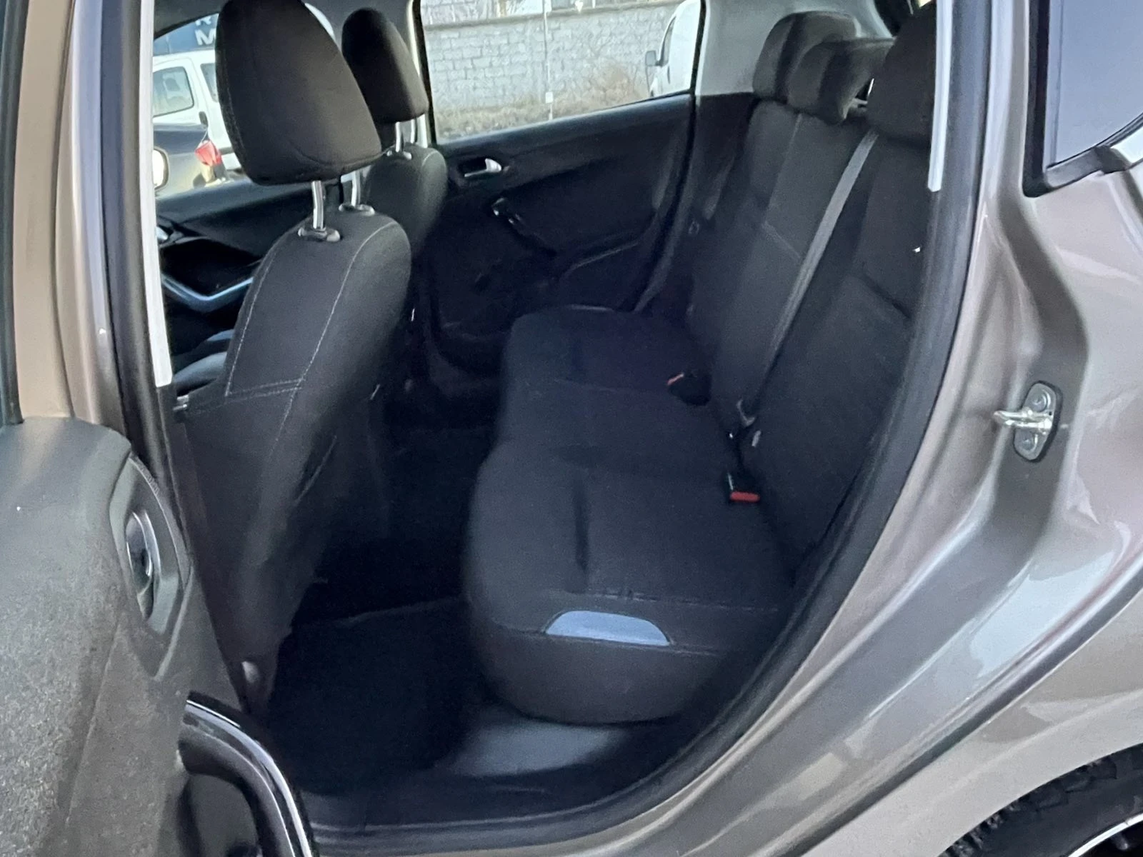 Peugeot 208 1.6 e-HDI, снимка 7 - Автомобили и джипове - 54974875
