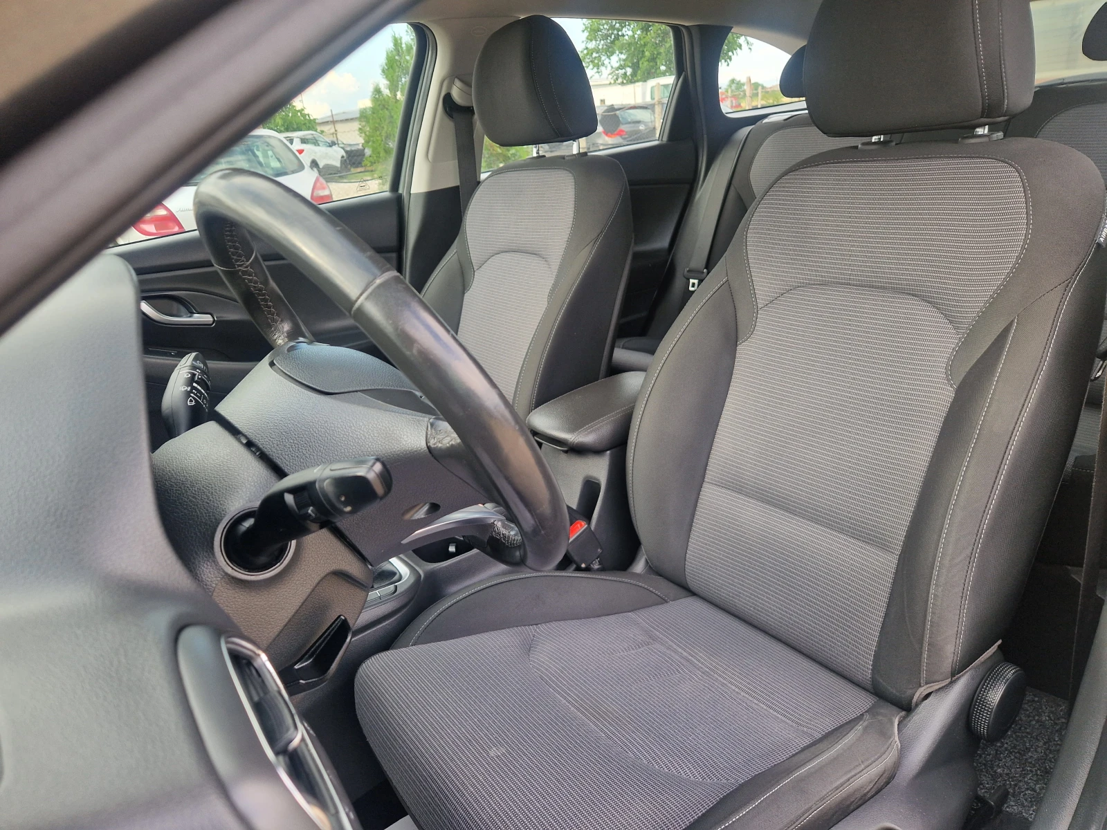 Hyundai I30 Kombi 1.6 CRDI Select, снимка 10 - Автомобили и джипове - 54995544