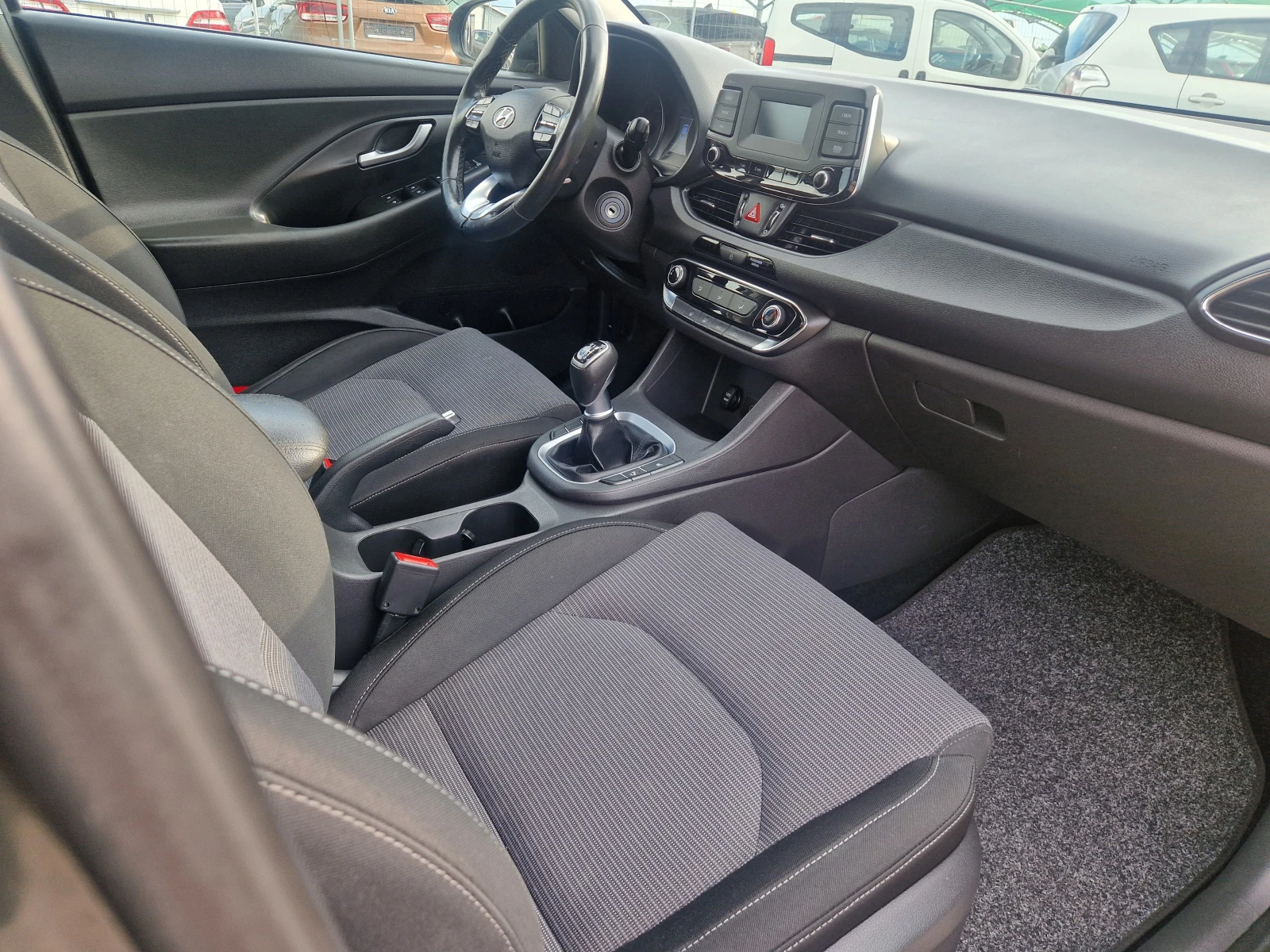 Hyundai I30 Kombi 1.6 CRDI Select, снимка 13 - Автомобили и джипове - 54995544