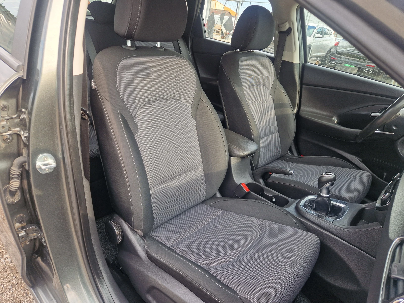Hyundai I30 Kombi 1.6 CRDI Select, снимка 14 - Автомобили и джипове - 54995544