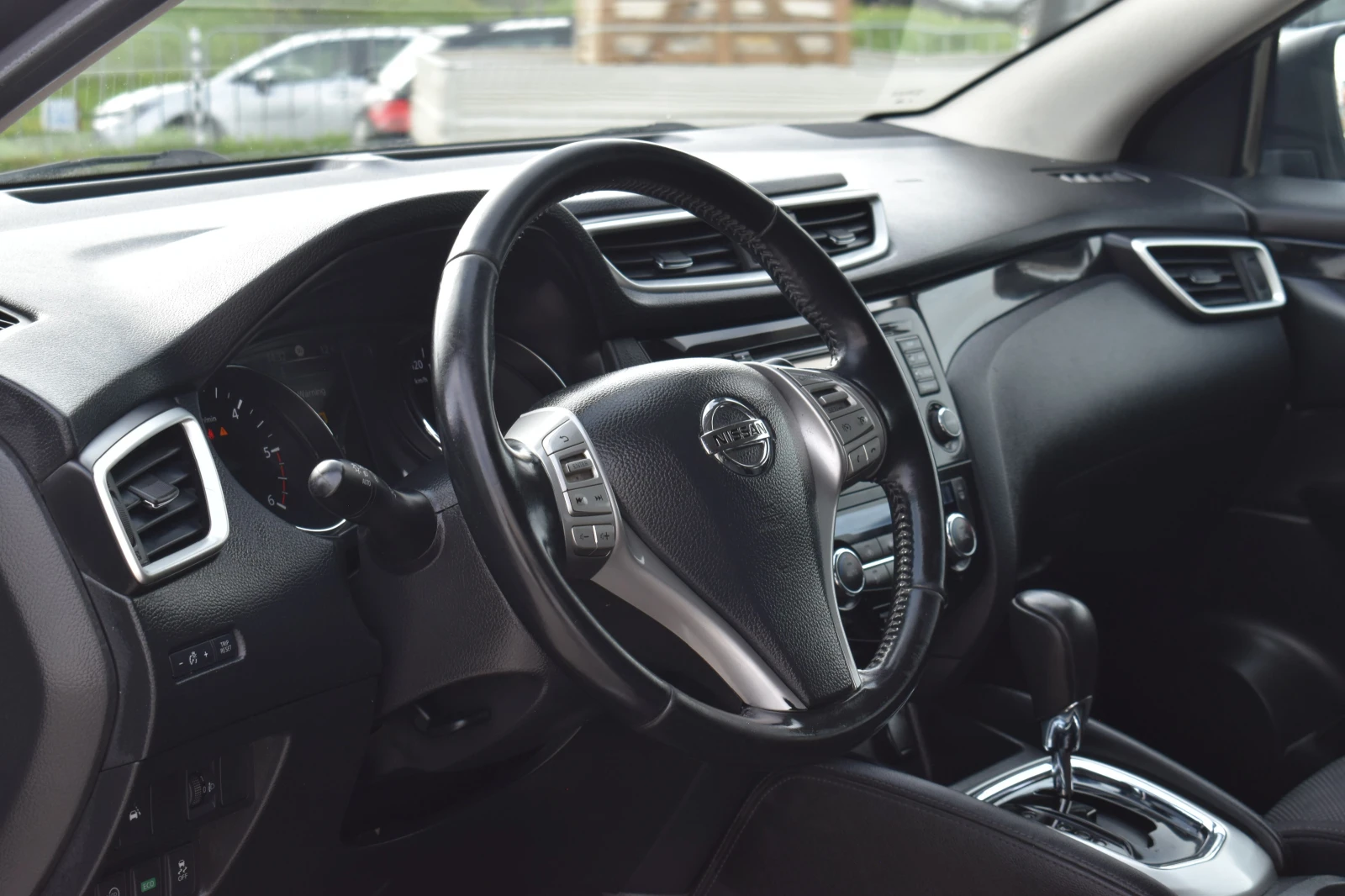 Nissan Qashqai 1.6D* TEKNA* 360CAMERA* FRONT-ASSIST* AUTOMAT, снимка 10 - Автомобили и джипове - 54193172