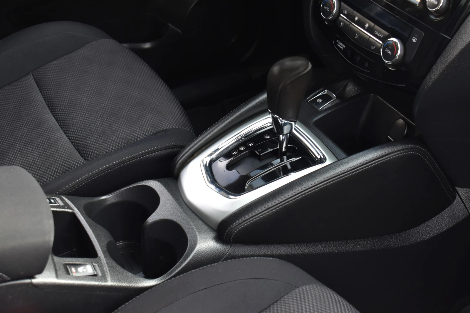 Nissan Qashqai 1.6D* TEKNA* 360CAMERA* FRONT-ASSIST* AUTOMAT, снимка 13 - Автомобили и джипове - 54193172