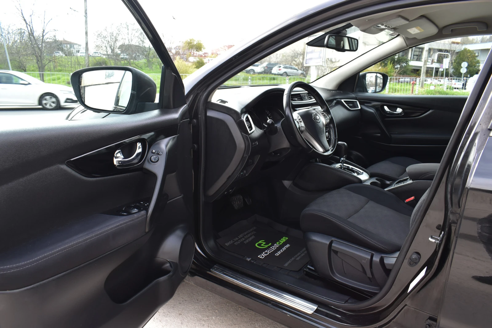 Nissan Qashqai 1.6D* TEKNA* 360CAMERA* FRONT-ASSIST* AUTOMAT, снимка 9 - Автомобили и джипове - 54193172