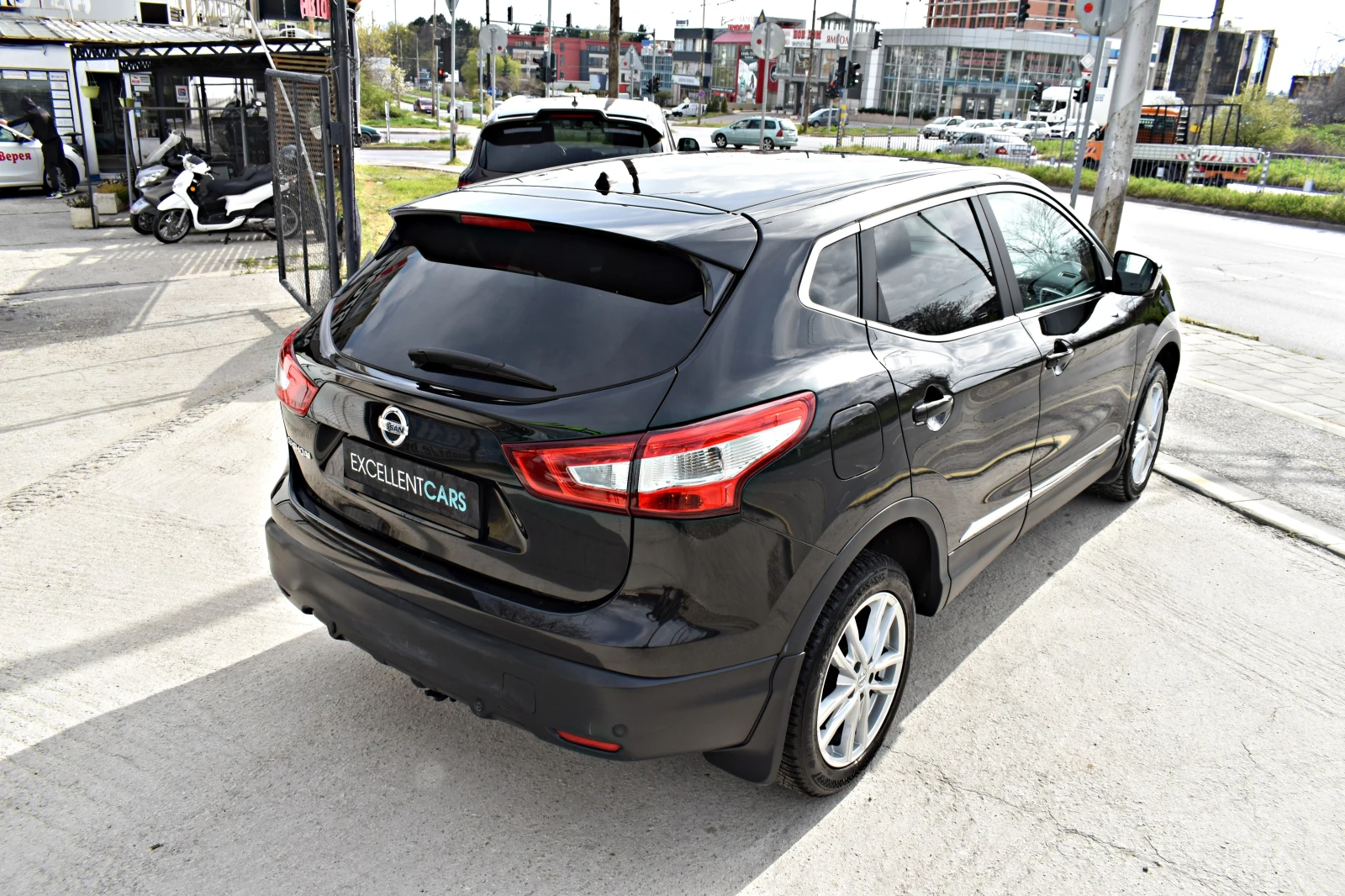 Nissan Qashqai 1.6D* TEKNA* 360CAMERA* FRONT-ASSIST* AUTOMAT, снимка 5 - Автомобили и джипове - 54193172