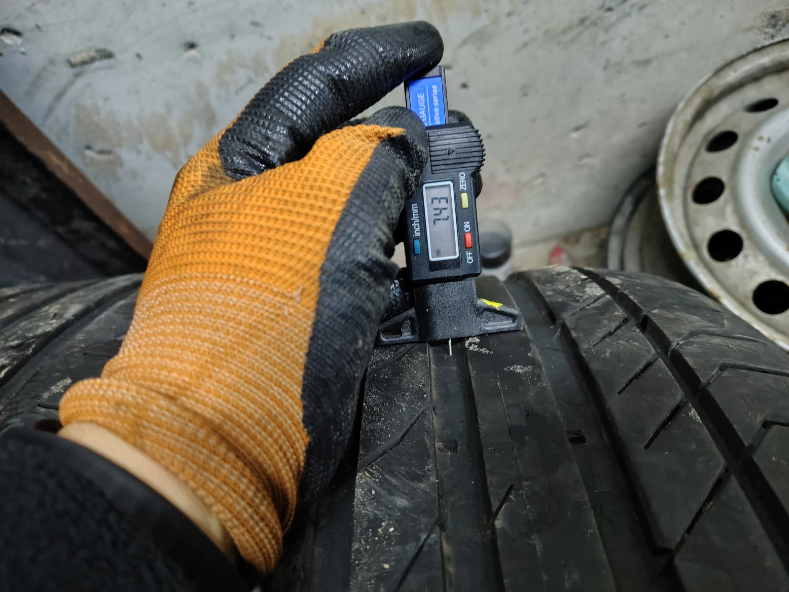 Гуми Летни 255/60R18, снимка 2 - Гуми и джанти - 54088111