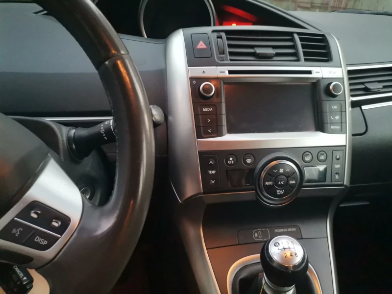 Toyota Verso 1.6, снимка 10 - Автомобили и джипове - 52582317