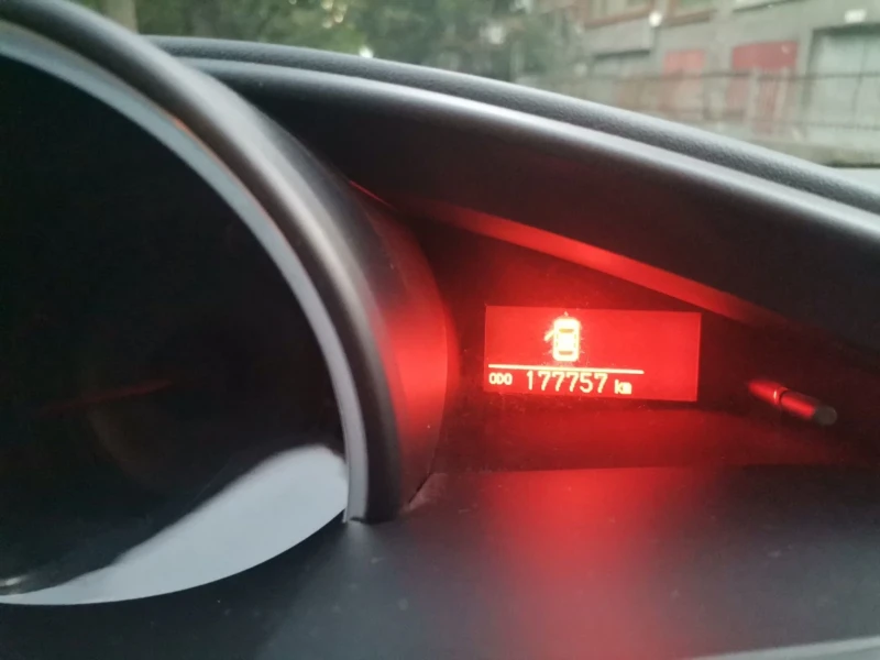 Toyota Verso 1.6, снимка 9 - Автомобили и джипове - 52582317