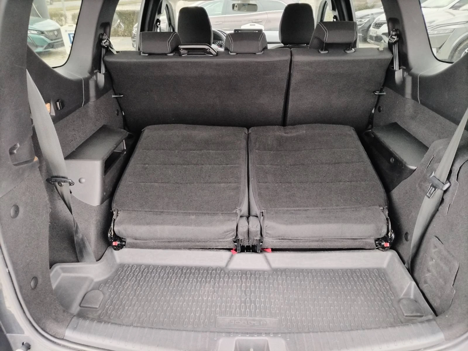 Dacia Jogger Extreme Tce/100 к.с/Бензин/Газ/6+ 1 места, снимка 17 - Автомобили и джипове - 53912520
