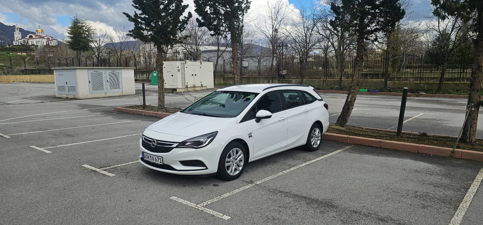 Opel Astra Sports Tourer 1.6 136hp, снимка 8 - Автомобили и джипове - 54046938