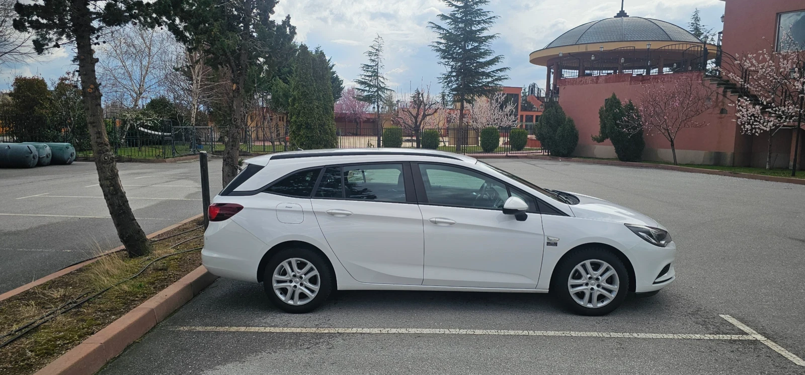 Opel Astra Sports Tourer 1.6 136hp, снимка 3 - Автомобили и джипове - 54046938