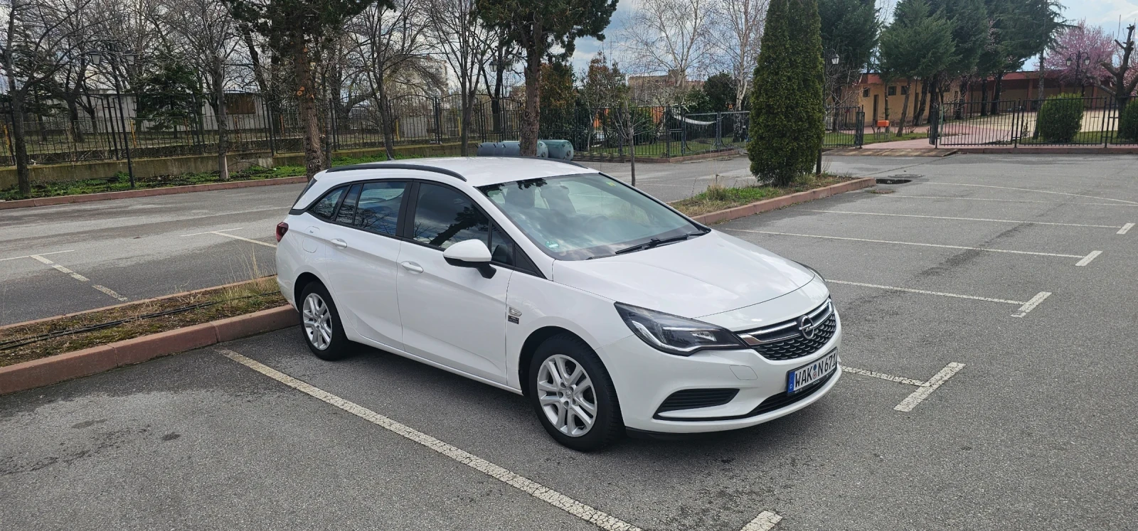 Opel Astra Sports Tourer 1.6 136hp, снимка 2 - Автомобили и джипове - 54046938