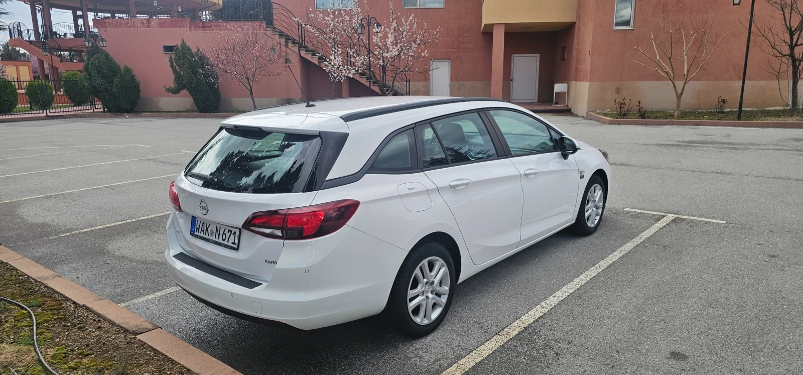 Opel Astra Sports Tourer 1.6 136hp, снимка 4 - Автомобили и джипове - 54046938