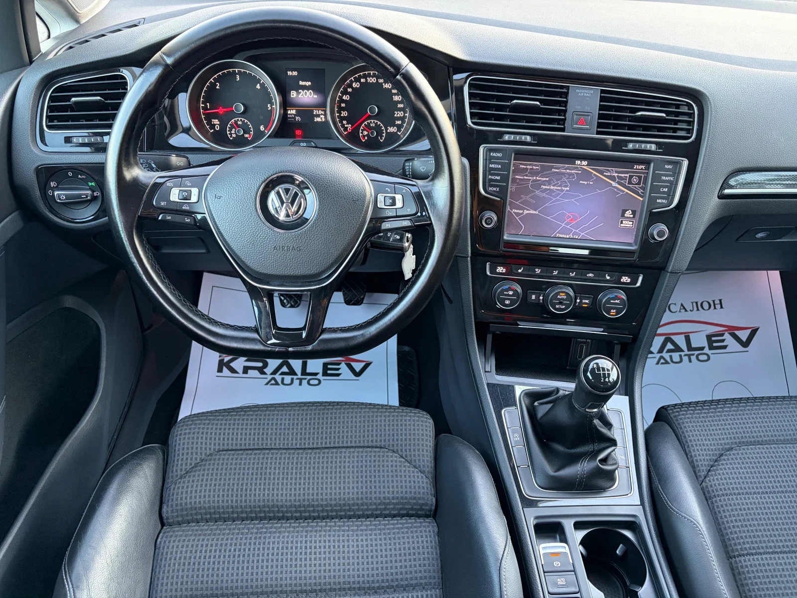 VW Golf 2.0TDI/HIGH LINE/ ДИСТРОНИК/КСЕНОН/МАСАЖ, снимка 10 - Автомобили и джипове - 54748513