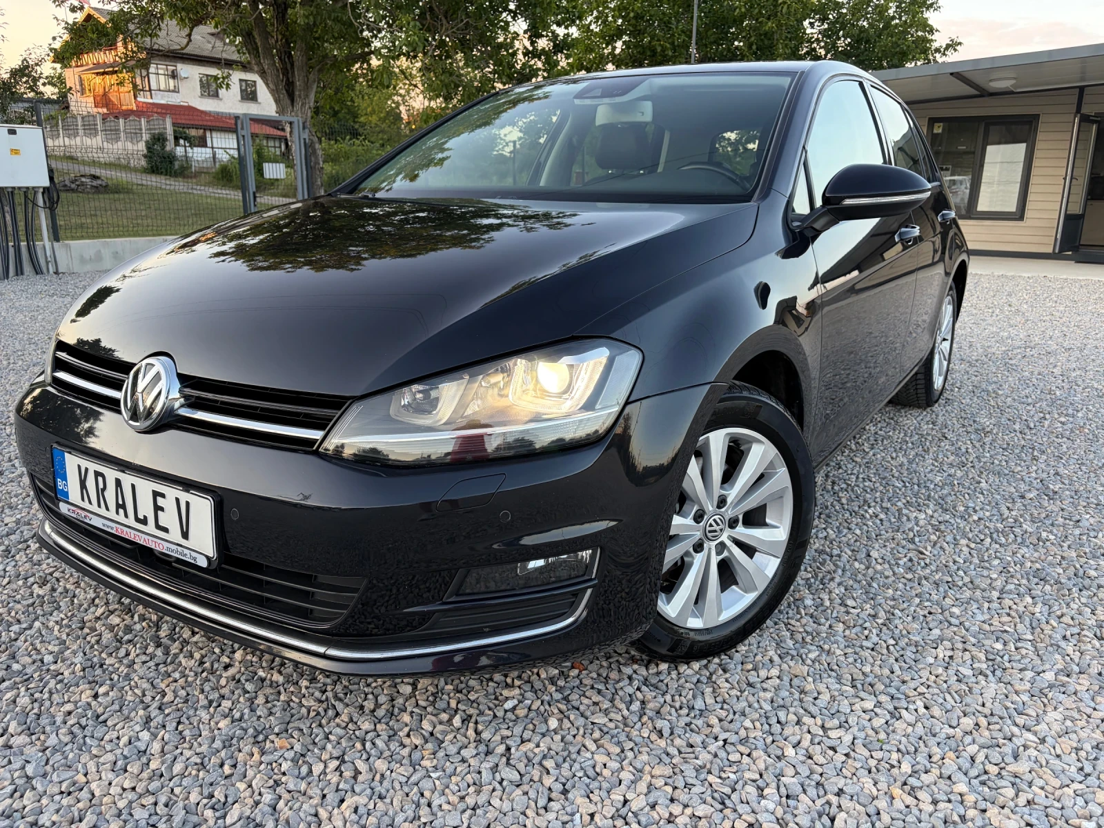 VW Golf 2.0TDI/HIGH LINE/ ДИСТРОНИК/КСЕНОН/МАСАЖ, снимка 2 - Автомобили и джипове - 54748513