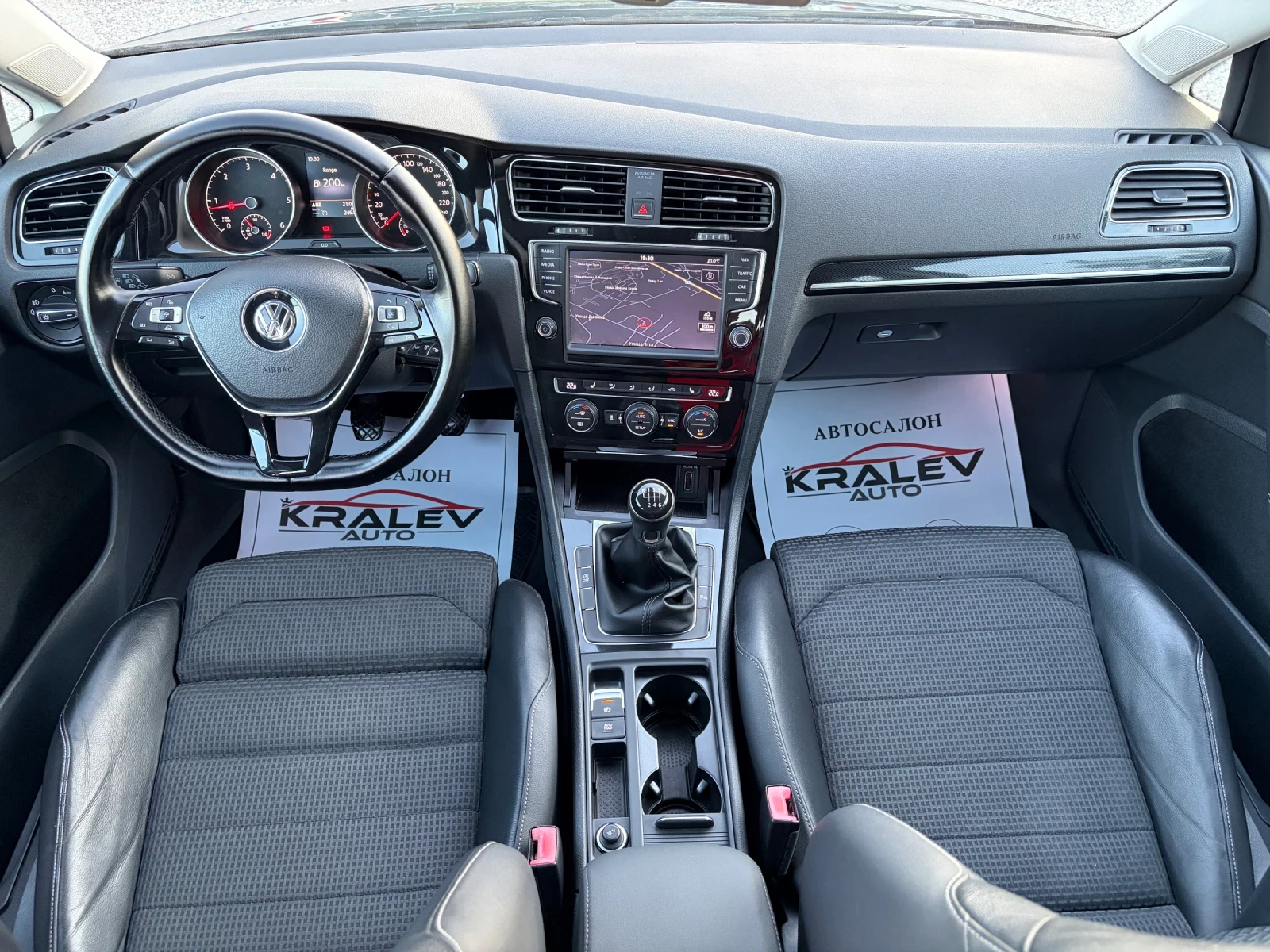 VW Golf 2.0TDI/HIGH LINE/ ДИСТРОНИК/КСЕНОН/МАСАЖ, снимка 9 - Автомобили и джипове - 54748513