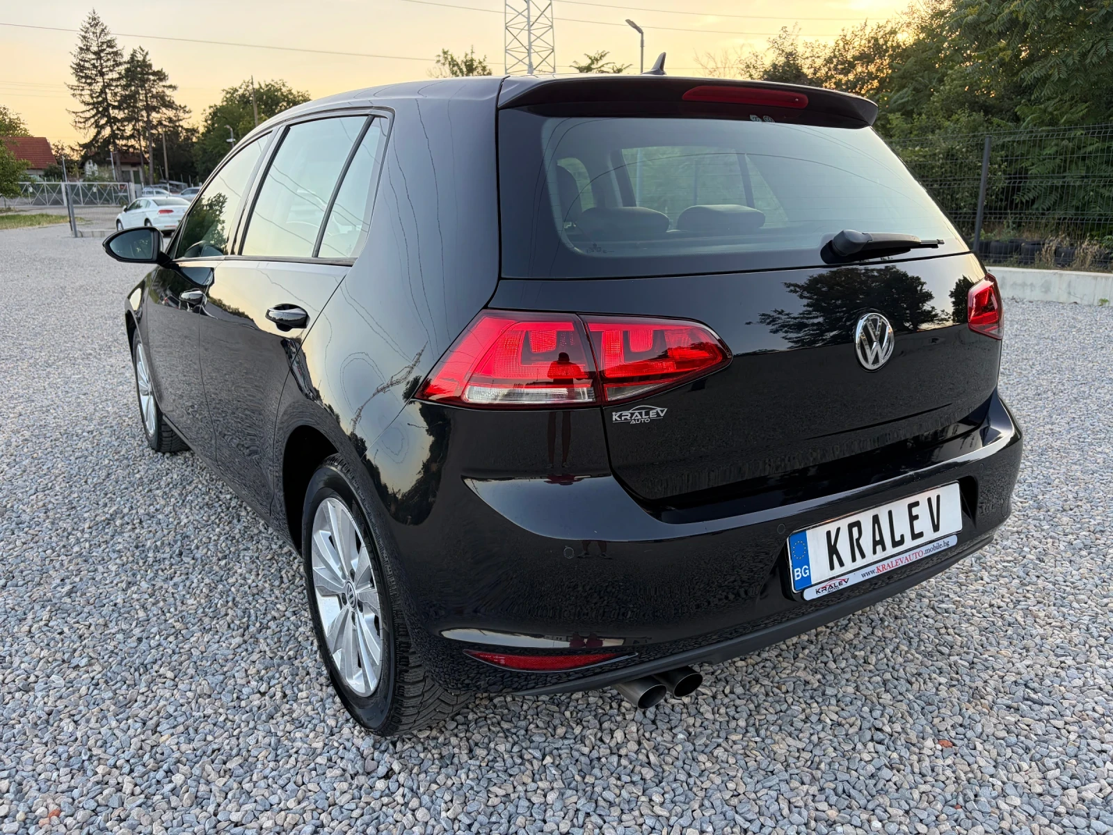 VW Golf 2.0TDI/HIGH LINE/ ДИСТРОНИК/КСЕНОН/МАСАЖ, снимка 3 - Автомобили и джипове - 54748513